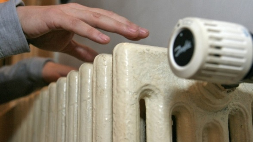 Gestul simplu pe care trebuie să îl faci după 18:00 pentru a menține căldura în casă pe tot parcursul serii. Factura la încălzire nu va mai fi o bătaie de cap